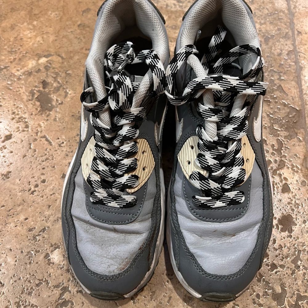 Nike Air Max Kid's Gray and White Sneakers sie 6.5Y